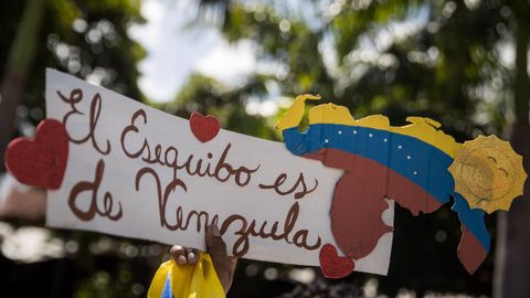 Un grupo de personas participan en una manifestación en apoyo al referéndum consultivo sobre El Esequibo, hoy en Caracas (Venezuela)