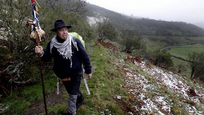 El central, Moya, a la derecha, trata de cortar la internada de un futbolista del Burela.