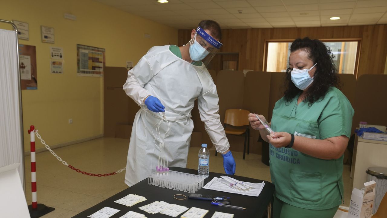 Los rostros clebres de la distancia social.Casa do Concello de Sarria