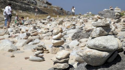 El paso de miles de turistas y la moda de apilar piedras como parte de algún tipo de ritual compromete la conservación del castro de Baroña, sobre todo porque en ocasiones se usan rocas del propio yacimiento para crear estas figuras