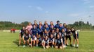 Las jugadoras del Real Oviedo femenino posan con las 14 nias del campus