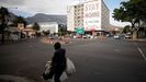 Un hombre camina por una calle sudafricana vacía  