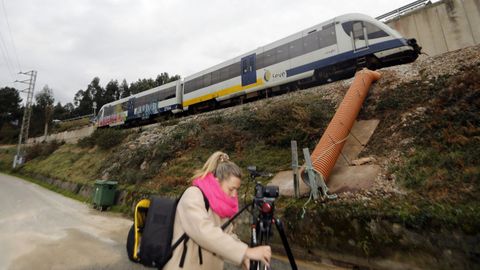 Un tren de Feve pasa por la zona donde se produjo el socavón de la N-642
