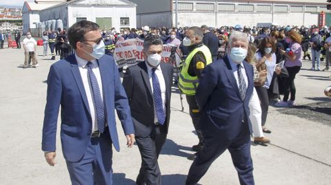 Gonzalo Mateo-Guerrero, a la derecha, en la partida del Stalwart desde Ferrol a Australia, acompañado por el director del astillero -en el centro- y del presidente, Ricardo Domínguez, a la izquierda, en mayo del 2021