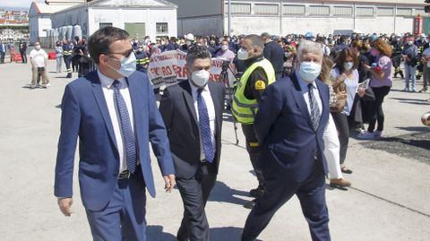 Gonzalo Mateo-Guerrero, a la derecha, en la partida del Stalwart desde Ferrol a Australia, acompaado por el director del astillero -en el centro- y del presidente, Ricardo Domnguez, a la izquierda, en mayo del 2021