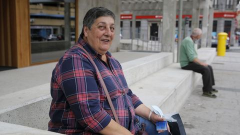 La coruñesa María Jesús Cores esperando el urbano en Cuatro Caminos