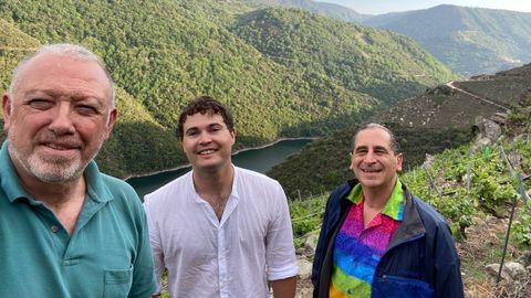 Mike Reiss, a la derecha, en uno de los viñedos de la ribera del Sil a los que se acercó en su visita