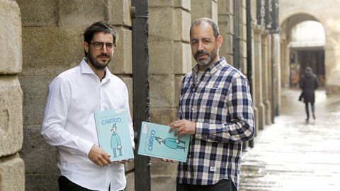 El escritor Fran Pintadera y el ilustrador Christian Inaraja recibieron el premio este mircoles en Santiago
