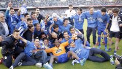 Jugadores del Deportivo celebran con la afición el ascenso a Primera División contra el Jaen