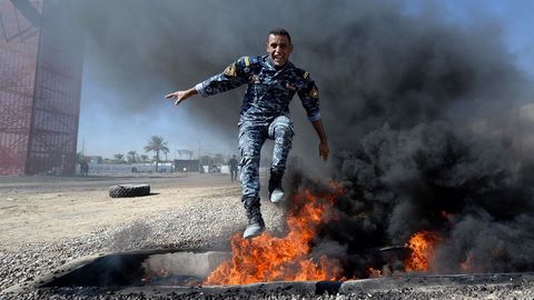 Un agente de la policía federal iraquí participa en un entrenamiento en una de las bases en Bagdad, Irak