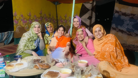 Sol Espas posa sonriente con un grupo de mujeres saharauis