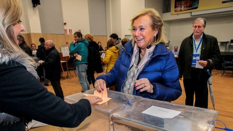 La candidata de PP-Foro al Senado y expresidenta de los populares asturianos, Mercedes Fernández, vota en el colegio público Jovellanos