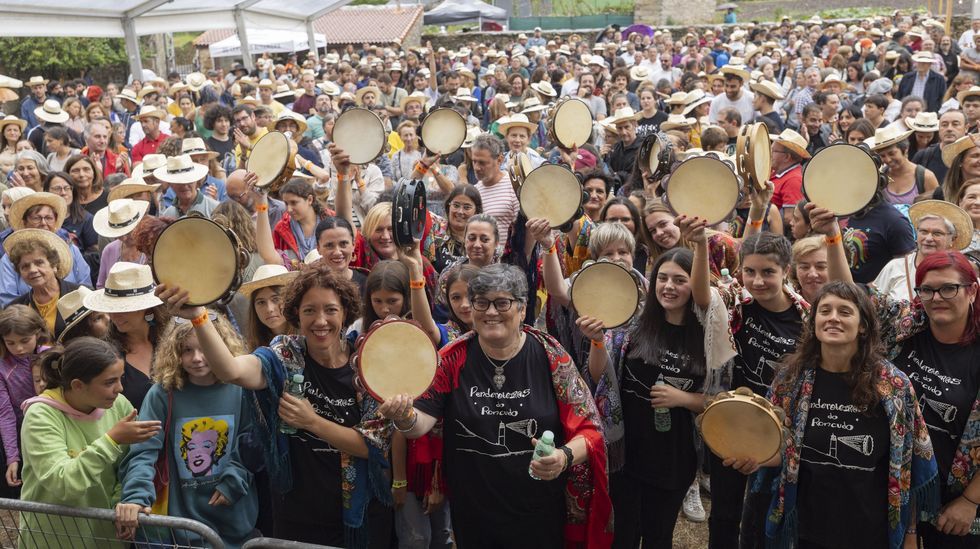 A cuarta xornada de Festiletras do Couto, en imaxes!.Un grupo de turistas en una visita guiada por el centro de la ciudad de Lugo