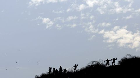 Un grupo de palestinos arroja piedras contra soldados del ejrcito israel en una nueva jornada de protestas y enfrentamientos en West Bank. 