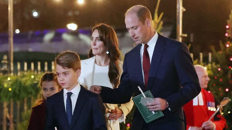El príncipe Guillermo, la princesa Kate Middleton y el príncipe George, en una imagen de archivo de diciembre del 2023
