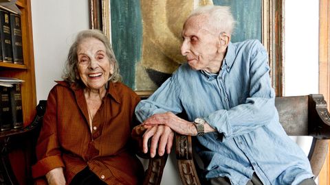 Luis Torras con su mujer, María Jesús Incera, que también supera los cien años.