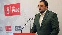  El presidente del Principado de Asturias, Adrin Barbn, este lunes durante la reunin de la Comisin Ejecutiva Autonmica de la FSA-PSOE en Oviedo.