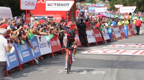 La llegada a meta de Alessandro de Machi, ganador de la etapa de La Vuelta, en Luntra (Nogueira de Ramun)