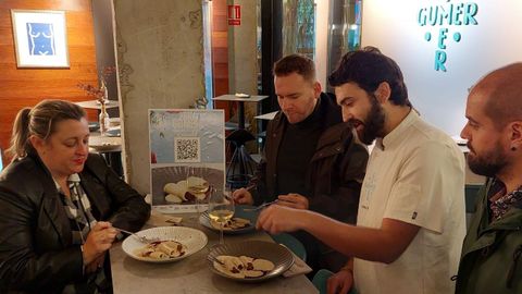 Yoya Blanco, probando la tapa con la que compite el restaurante Gumer