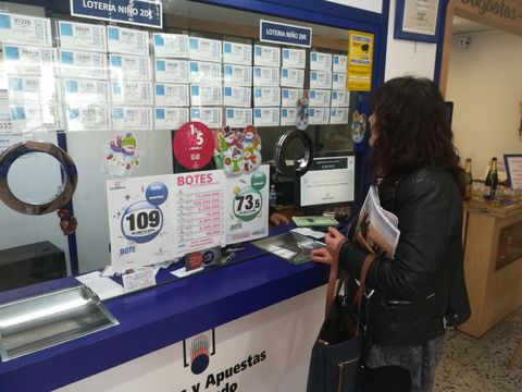 La tienda de regalos Pedro�s en Gij�n celebra por todo lo alto su debut en una Loter�a Nacional con el Gordo