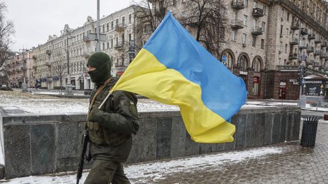 Bandera ucraniana en el centro de Kiev