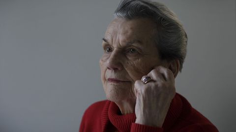 A pesar de que tiene cuatro hijas, Carmen Vázquez Oubel vive sola en su piso de A Coruña desde que enviudó. Fue una elección suya, vivir en su casa. Es autónoma y cuenta con servicios como el de teleasistencia de la Cruz Roja por si surge un imprevisto