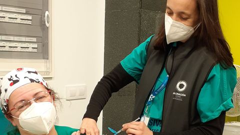 Celia Rodrguez Estoquera, enfermera del servicio de Medicina Preventiva, vacunando.