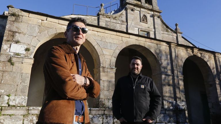 Luis Timiraos, Timi, y Jesús Jiménez, Chechu, delante de la iglesia parroquial de Galdo, preparan con gran ilusión el San Pantaleón 2025