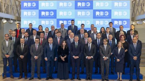 Los representantes de las 32 empresas y dirigentes de la Xunta, en presentación de la sociedad mixta Recursos de Galicia (RDG), el día 13, en Santiago