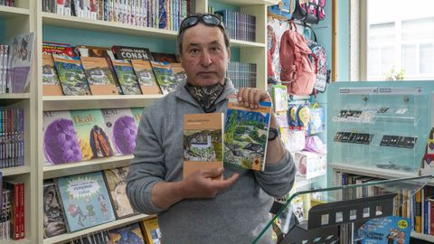 Jesús Alfonso Parada Jato na presentación de dous libros de poemas na librería Pelayo de Monforte