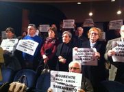 Vecinos de Mourente que reclaman el saneamiento, en el pleno de hoy