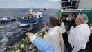 El sacerdote de la UPA de Burela, Suso Álvarez, bendiciendo una embarcación durante la procesión marítima del Carmen de Burela