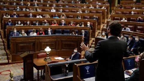 Pablo Casado (de espaldas) interpela a Pedro Sánchez durante la sesión de control al Gobierno de este miércoles en el Congreso