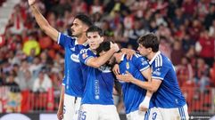 Los jugadores del Oviedo celebran uno de los goles al Almer�a