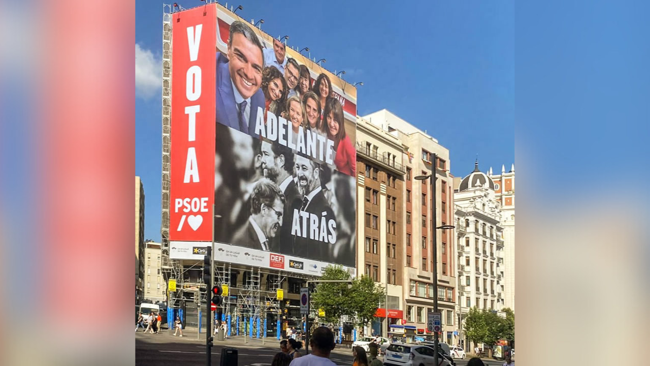 Jos Miones, en el centro, con los candidatos socialistas por Galicia.