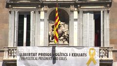 La pancarta y el lazo amarillo de apoyo a los polticos presos fue retirada ayer de la fachada de la Generalitat. Quim Torra la sustituy por otra en la que se puede leer Libertad de opinin y de expresin