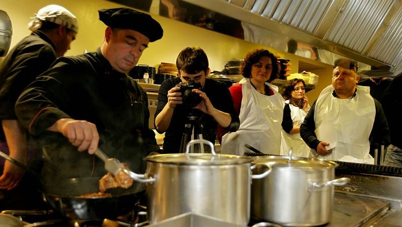 Un jugador del Escair�n, a la derecha, conduce el bal�n.