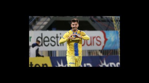 Luis Fernndez celebra un gol en la Superliga griega
