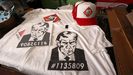 Camisetas con el número de detenido de la ficha policial de Trump.