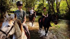Atravesando el ro Mera a caballo, con la Granxa do Souto, en Ortigueira