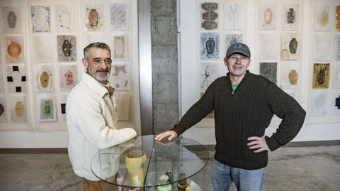 Manolo Eirín, con Peter Kramer, que expone en la galería carballesa 365 urnas