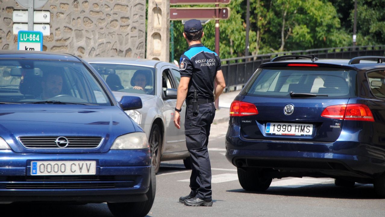 Escaparate en Lugo con tres tumbas, coche f�nebre y una l�pida tallada