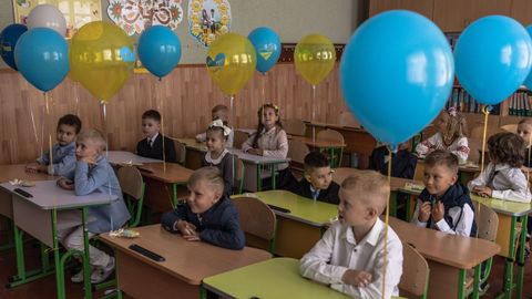 Un grupo de escolares en un colegio de Bucha (Ucrania) en su primer da de colegio