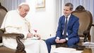 El papa toma notas durante una conversacin con el periodista espaol Javier Martnez-Brocal, autor del libro El sucesor
