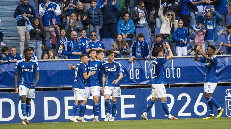 Los jugadores del Oviedo celebran el 1-0 al Levante