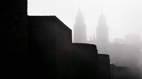 Amanecer nublado en la Ronda con la Muralla y las torres de la Catedral al fondo. La imagen se repetir con los temporales que se avecinan.