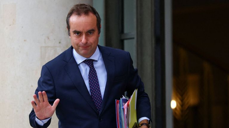 Macron elige a un hombre de confianza como su quinto primer ministro