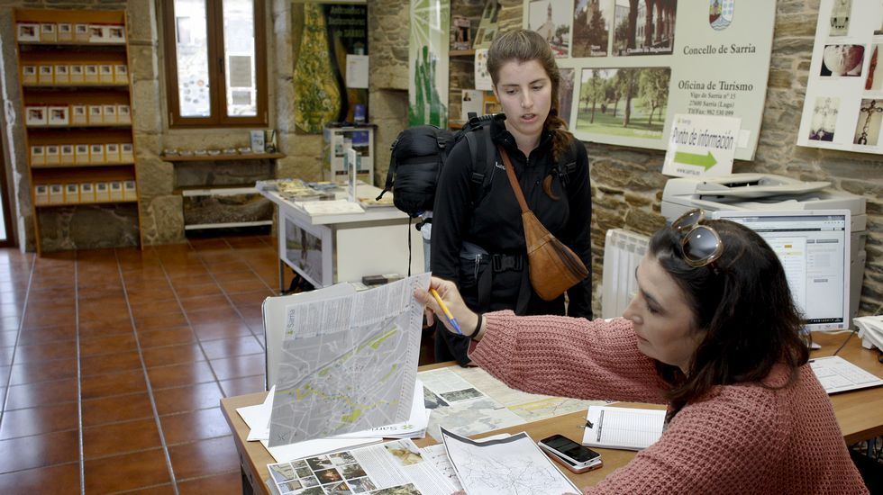 La alcaldesa de Sarria Pilar L�pez atendiendo a peregrinos en la oficina de turismo
