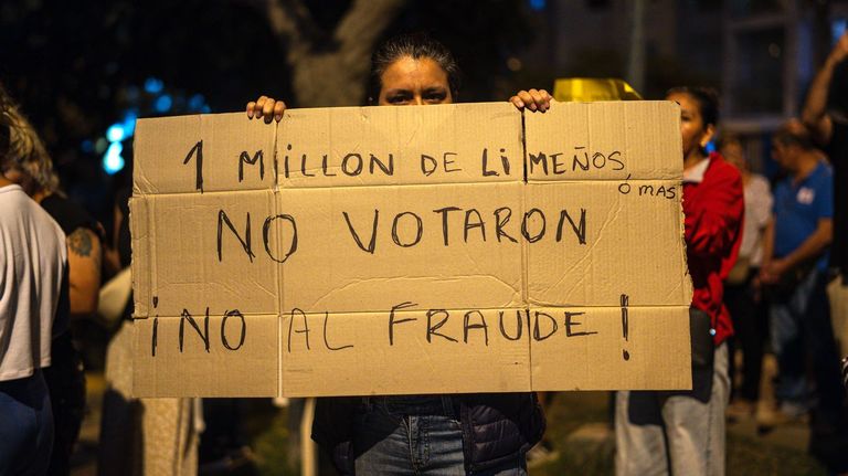 Perú extiende la jornada electoral un día más por problemas de falta de material en más de 180 mesas