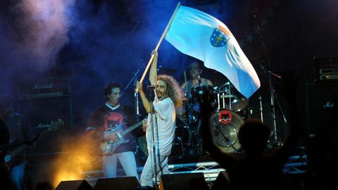 Yosi en primer término, con la bandera de Galicia, y detrás, a la batería, Gelo Barrio